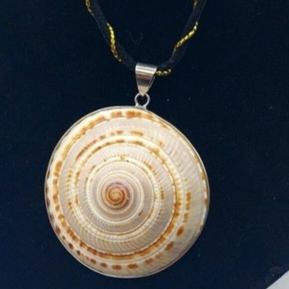 NWOT Natural Shell Pendant Necklace W/ Black & Gold Twisted Cord Chain MOP Back - Picture 1 of 6